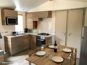 Bungalow de 2 chambres a Canet en Roussillon a 400 m de la plage avec vue sur le lac piscine partagee et terrasse amenagee